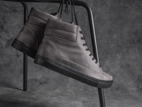 Botita Zapatilla cuero gris hombre | diseño urbano y cómodo | Bourbon
