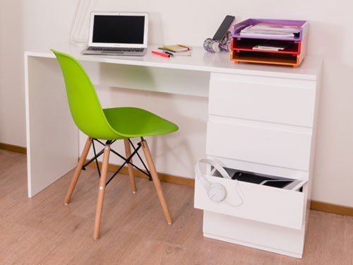 Escritorio con cajonera lateral fija. Cuenta con cuatro cajones