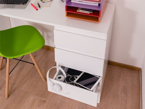 Escritorio con cajonera lateral fija. Cuenta con cuatro cajones