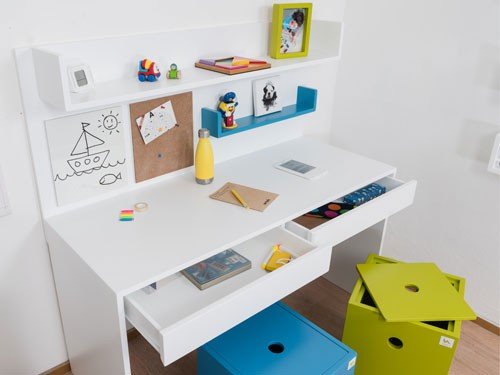 Escritorio alto doble cajón y alzada de fondo con repisa y accesorios