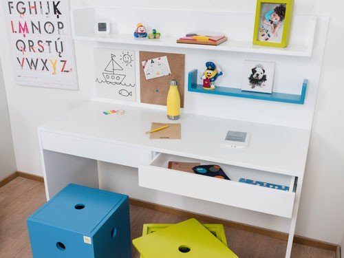 Escritorio alto doble cajón y alzada de fondo con repisa y accesorios