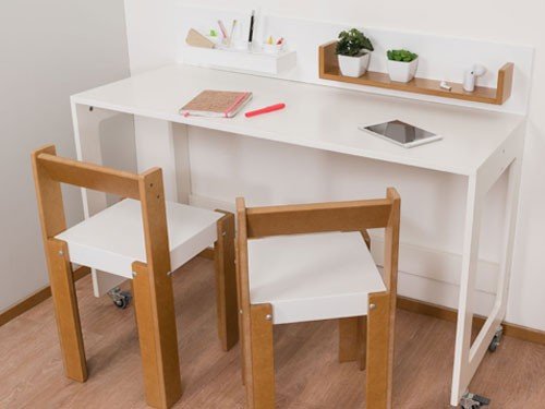 Escritorio para teens en blanco con ruedas y alzada y accesorios