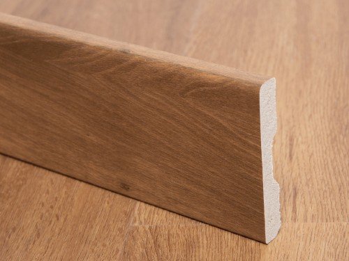 Zócalos de PVC Yuka importados blancos y símil madera. Varios tamaños