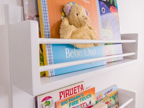 Librero de pared con tres estantes y barritas