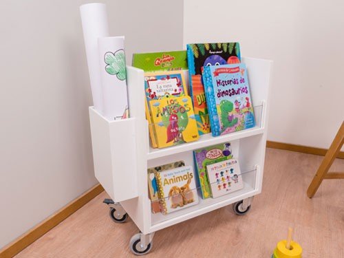 Librero de acrílicos con ruedas con cuatro estantes y revistero