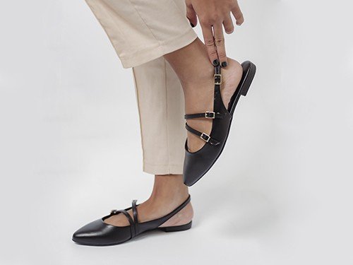 Zueco mule, de mujer, chatita con hebillas. BEIRA RIO