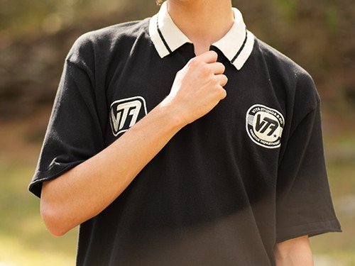 Chomba tejida con apliques