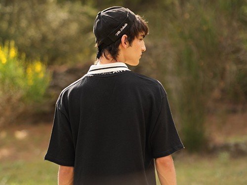 Chomba tejida con apliques