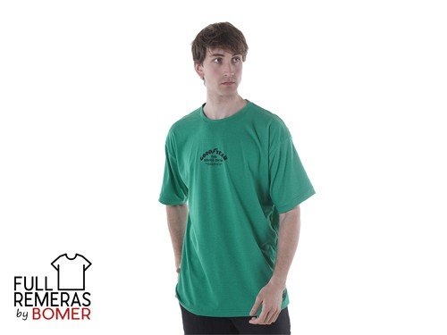 Remera oversize Good Year verde oscuro