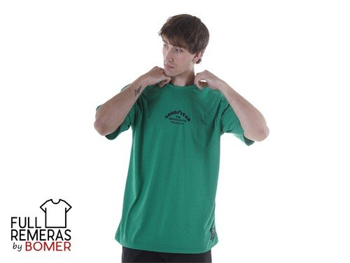 Remera oversize Good Year verde oscuro