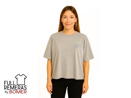 Remera boxy fit Studios gris claro de mujer