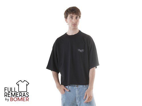 Remera boxy fit Studios negra