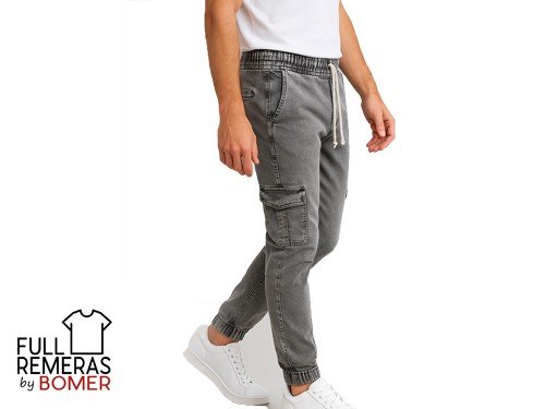 Jean cargo con puño gris claro