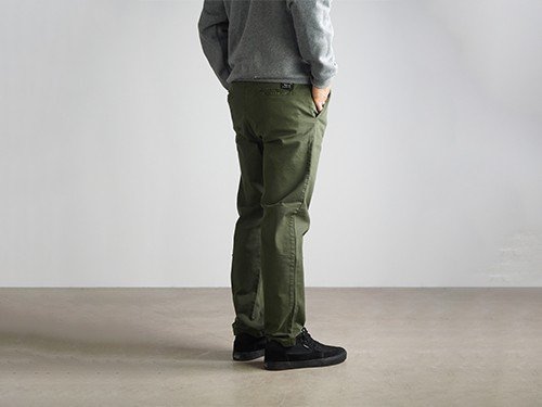 Pantalon Chino Keith, de gabardina. Comodo y versátil para todo el dia