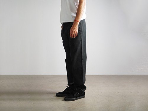 Pantalon Chino Keith, de gabardina. Comodo y versátil para todo el dia
