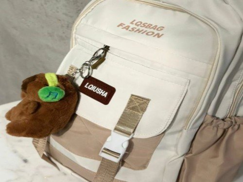 Mochila Escolar Urbana con Colgante Capibara y bolsillo oculto Mistika